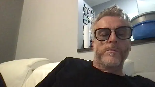 Snapshot of Axl_hot chatting on 04.21.26 Axl hot online show from 04.21.26