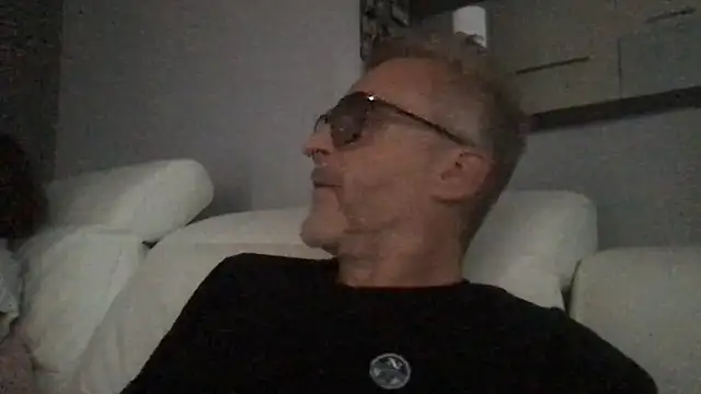 Snapshot of Axl_hot chatting on 05.28.26 Axl hot online show from 05.28.26