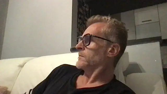 Snapshot of Axl_hot chatting on 06.08.26 Axl hot online show from 06.08.26