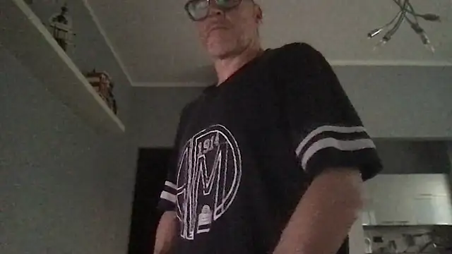 Snapshot of Axl_hot chatting on 06.09.26 Axl hot online show from 06.09.26
