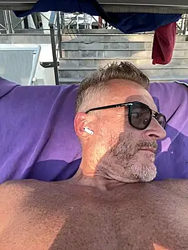 Snapshot of Axl_hot chatting on 06.19.26 Axl hot online show from 06.19.26