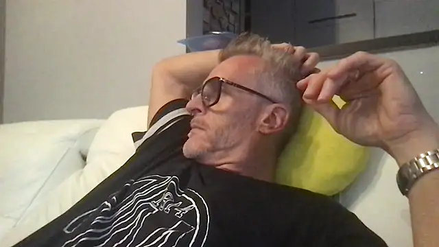 Snapshot of Axl_hot chatting on 06.23.26 Axl hot online show from 06.23.26