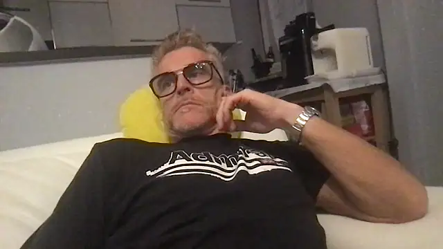 Snapshot of Axl_hot chatting on 06.29.26 Axl hot online show from 06.29.26