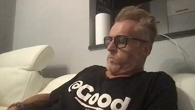 Snapshot of Axl_hot chatting on 07.15.26 Axl hot online show from 07.15.26