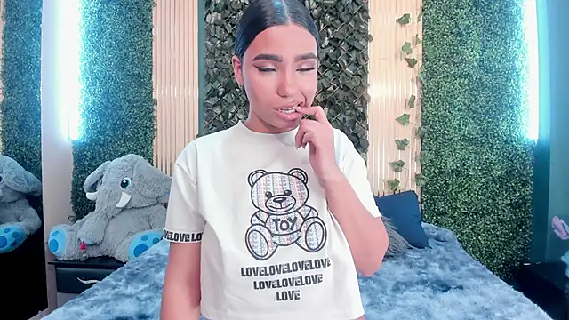 Snapshot of KhateAndersson chatting on 12.22.25 KhateAndersson online show from 12.22.25