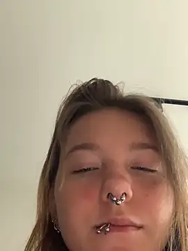 Snapshot of VesnaCrystal chatting on 10.11.25 VesnaCrystal online show from 10.11.25