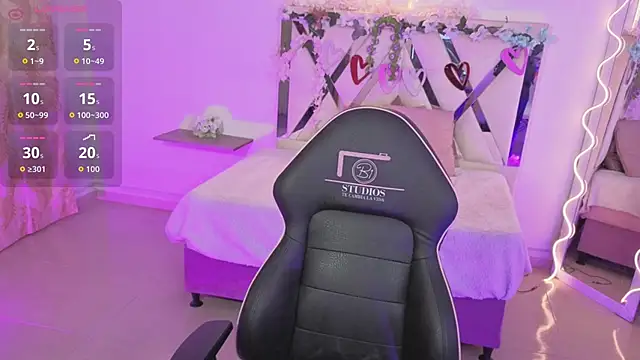 Snapshot of ZURY_TAY chatting on 10.27.25 ZURY TAY online show from 10.27.25