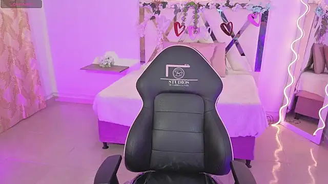 Snapshot of ZURY_TAY chatting on 10.28.25 ZURY TAY online show from 10.28.25