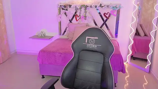 Snapshot of ZURY_TAY chatting on 11.05.25 ZURY TAY online show from 11.05.25