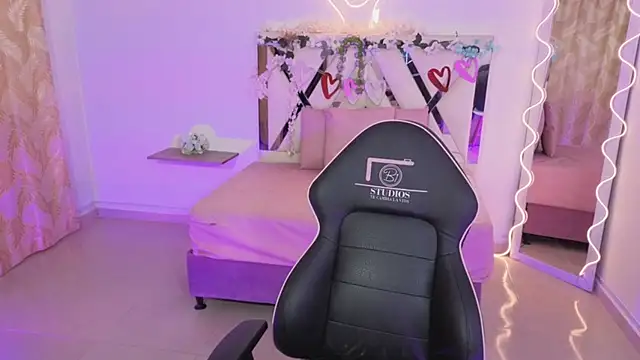 Snapshot of ZURY_TAY chatting on 11.06.25 ZURY TAY online show from 11.06.25