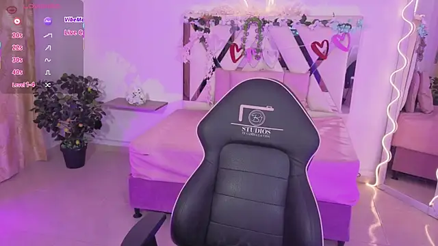 Snapshot of ZURY_TAY chatting on 11.08.25 ZURY TAY online show from 11.08.25