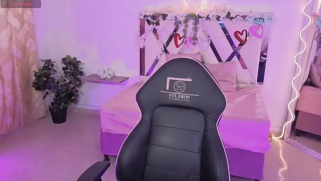 Snapshot of ZURY_TAY chatting on 11.12.25 ZURY TAY online show from 11.12.25