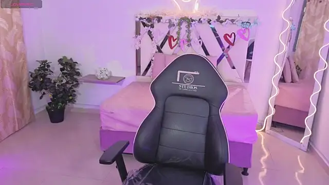 Snapshot of ZURY_TAY chatting on 11.14.25 ZURY TAY online show from 11.14.25