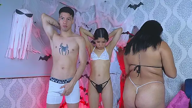 Snapshot of Twink_sensationx chatting on 10.31.25 Twink sensationx online show from 10.31.25