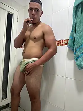 Snapshot of leithon_scott chatting on 02.28.26 leithon scott online show from 02.28.26