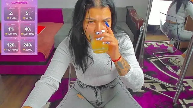 Snapshot of MiaKiittyy chatting on 10.23.25 MiaKiittyy online show from 10.23.25