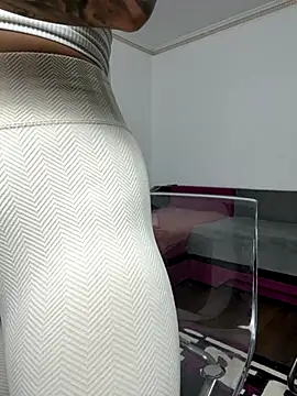 Snapshot of MiaKiittyy chatting on 10.27.25 MiaKiittyy online show from 10.27.25