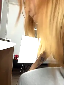 Snapshot of MiaKiittyy chatting on 11.04.25 MiaKiittyy online show from 11.04.25