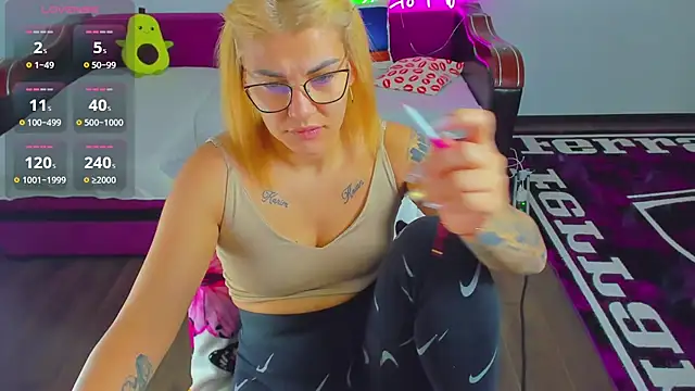 Snapshot of MiaKiittyy chatting on 11.29.25 MiaKiittyy online show from 11.29.25