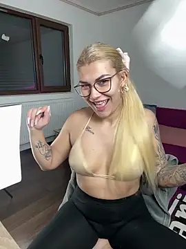 Snapshot of MiaKiittyy chatting on 11.30.25 MiaKiittyy online show from 11.30.25