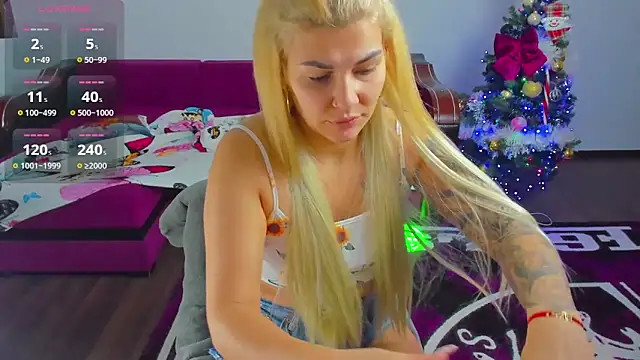 Snapshot of MiaKiittyy chatting on 12.04.25 MiaKiittyy online show from 12.04.25