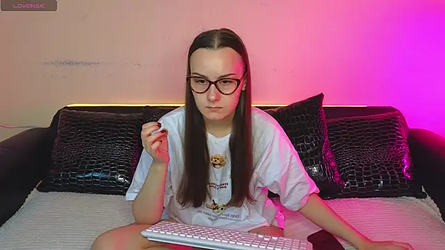 Snapshot of Kelly_Cartier chatting on 10.14.25 Kelly Cartier online show from 10.14.25