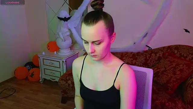 Snapshot of Kelly_Cartier chatting on 11.01.25 Kelly Cartier online show from 11.01.25