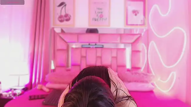 Snapshot of Sophie_stars chatting on 12.22.25 Sophie stars online show from 12.22.25