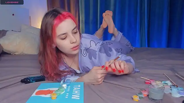 Snapshot of VedaSchulz chatting on 12.05.25 VedaSchulz online show from 12.05.25