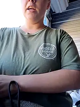 Snapshot of countrymomma chatting on 10.15.25 countrymomma online show from 10.15.25