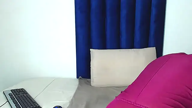 Snapshot of Pinkdollyg chatting on 12.02.25 Pinkdollyg online show from 12.02.25