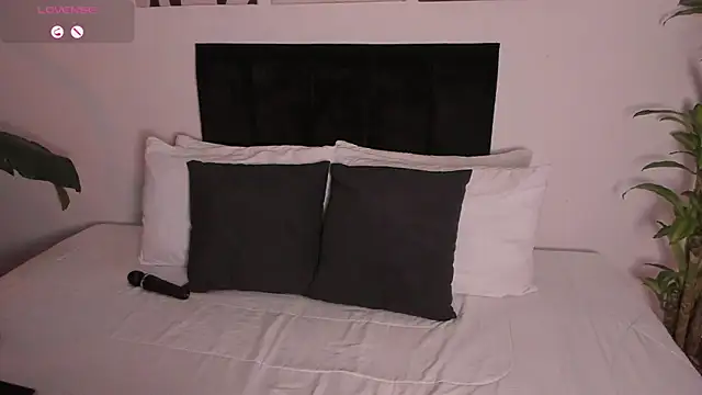 Snapshot of izzyvega__ chatting on 10.14.25 izzyvega online show from 10.14.25