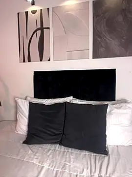 Snapshot of izzyvega__ chatting on 10.22.25 izzyvega online show from 10.22.25