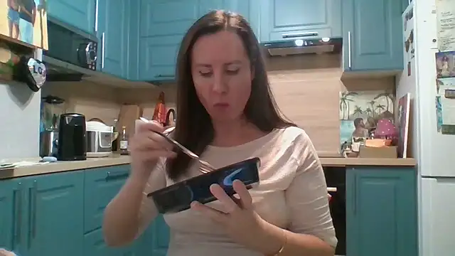 Snapshot of ALICAINWONDERLAND chatting on 12.04.25 ALICAINWONDERLAND online show from 12.04.25