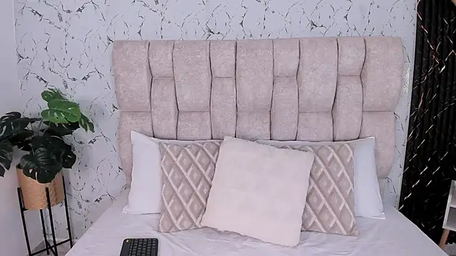 Laura Ivy online show from 11.10.25