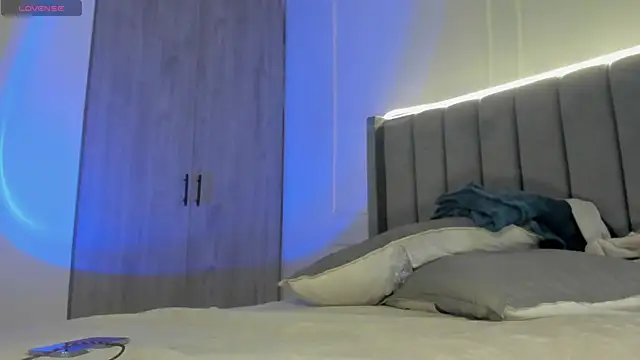 Snapshot of Ice_Princess_ chatting on 10.29.25 Ice Princess online show from 10.29.25