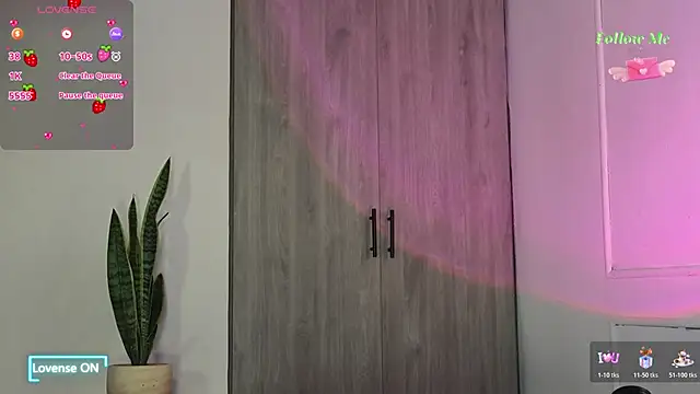 Snapshot of Ice_Princess_ chatting on 11.02.25 Ice Princess online show from 11.02.25