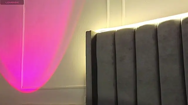 Snapshot of Ice_Princess_ chatting on 11.19.25 Ice Princess online show from 11.19.25