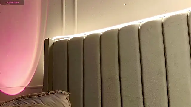 Snapshot of Ice_Princess_ chatting on 11.21.25 Ice Princess online show from 11.21.25