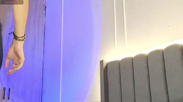 Snapshot of Ice_Princess_ chatting on 11.26.25 Ice Princess online show from 11.26.25