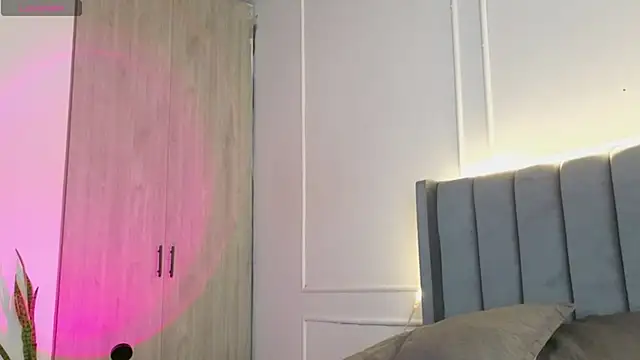 Snapshot of Ice_Princess_ chatting on 11.28.25 Ice Princess online show from 11.28.25