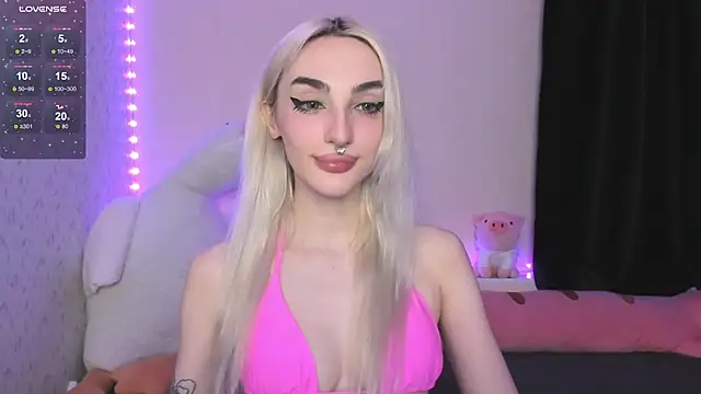 Snapshot of succubantra chatting on 11.18.25 succubantra online show from 11.18.25