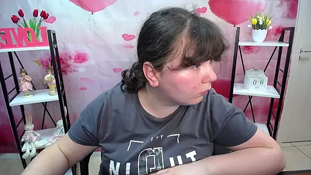Snapshot of NeonilaLisova chatting on 05.06.26 NeonilaLisova online show from 05.06.26