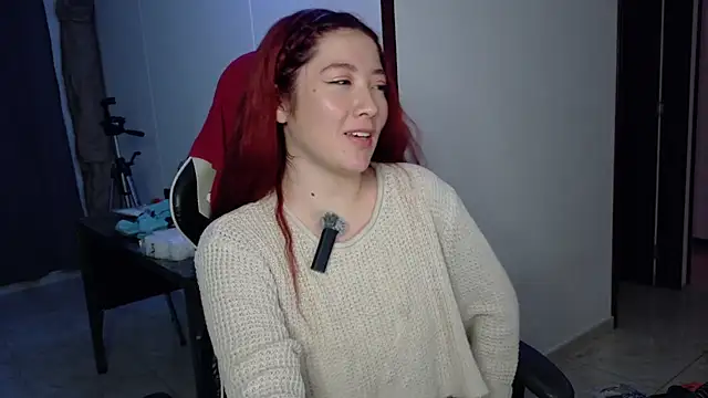 Snapshot of lunnaa_ chatting on 10.23.25 lunnaa online show from 10.23.25