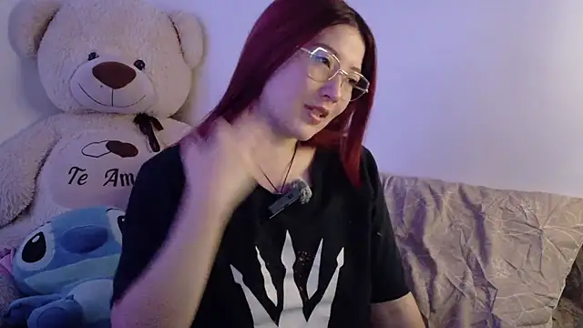 Snapshot of lunnaa_ chatting on 11.29.25 lunnaa online show from 11.29.25