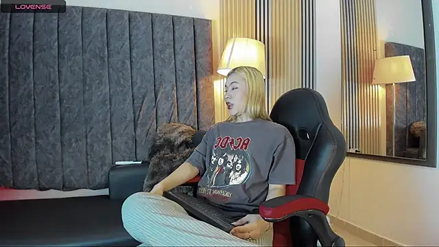 rubby lux online show from 11.21.25