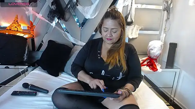 Snapshot of MonzerratBoyer chatting on 10.26.25 MonzerratBoyer online show from 10.26.25