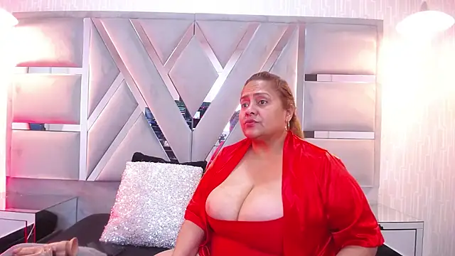 Snapshot of MonzerratBoyer chatting on 11.24.25 MonzerratBoyer online show from 11.24.25