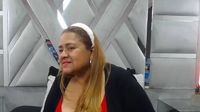 Snapshot of MonzerratBoyer chatting on 11.29.25 MonzerratBoyer online show from 11.29.25