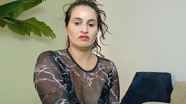 Snapshot of lizdevine chatting on 12.01.25 lizdevine online show from 12.01.25